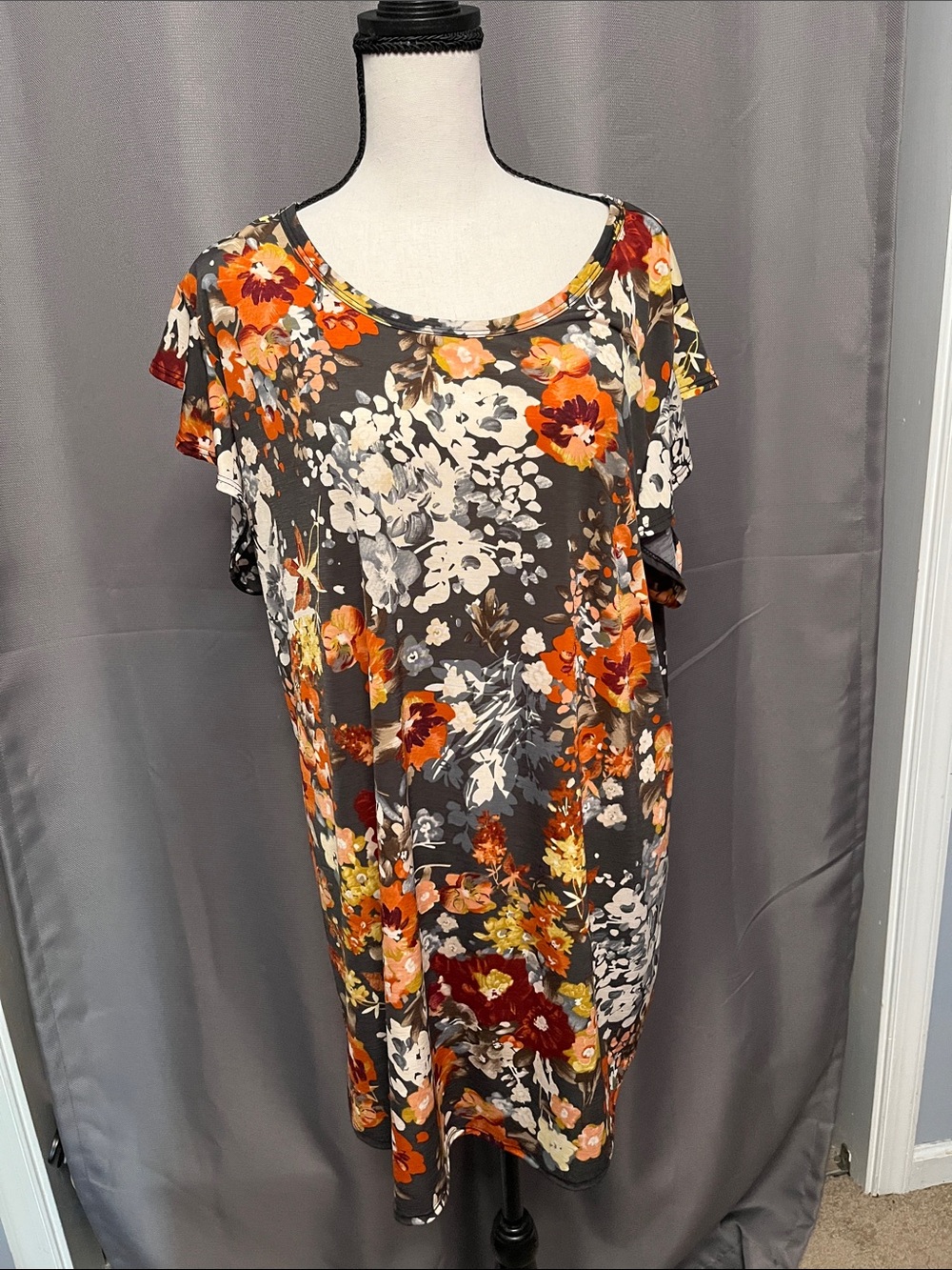 Relaxed Floral Short-Sleeve Tunic in Charcoal and Orange